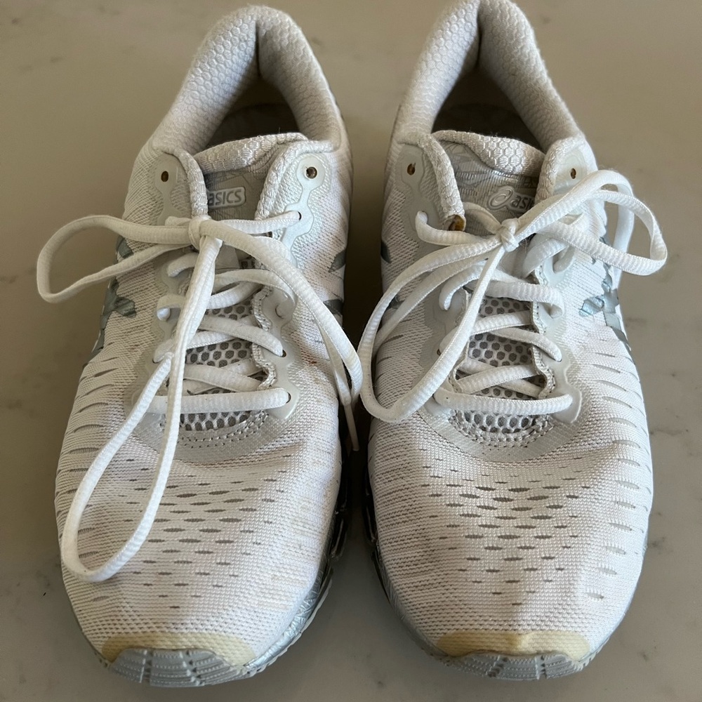 ASICS white running shoes - size 8 - support overpronation stability